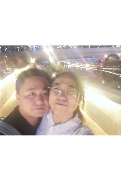 和媳妇大晚上散步